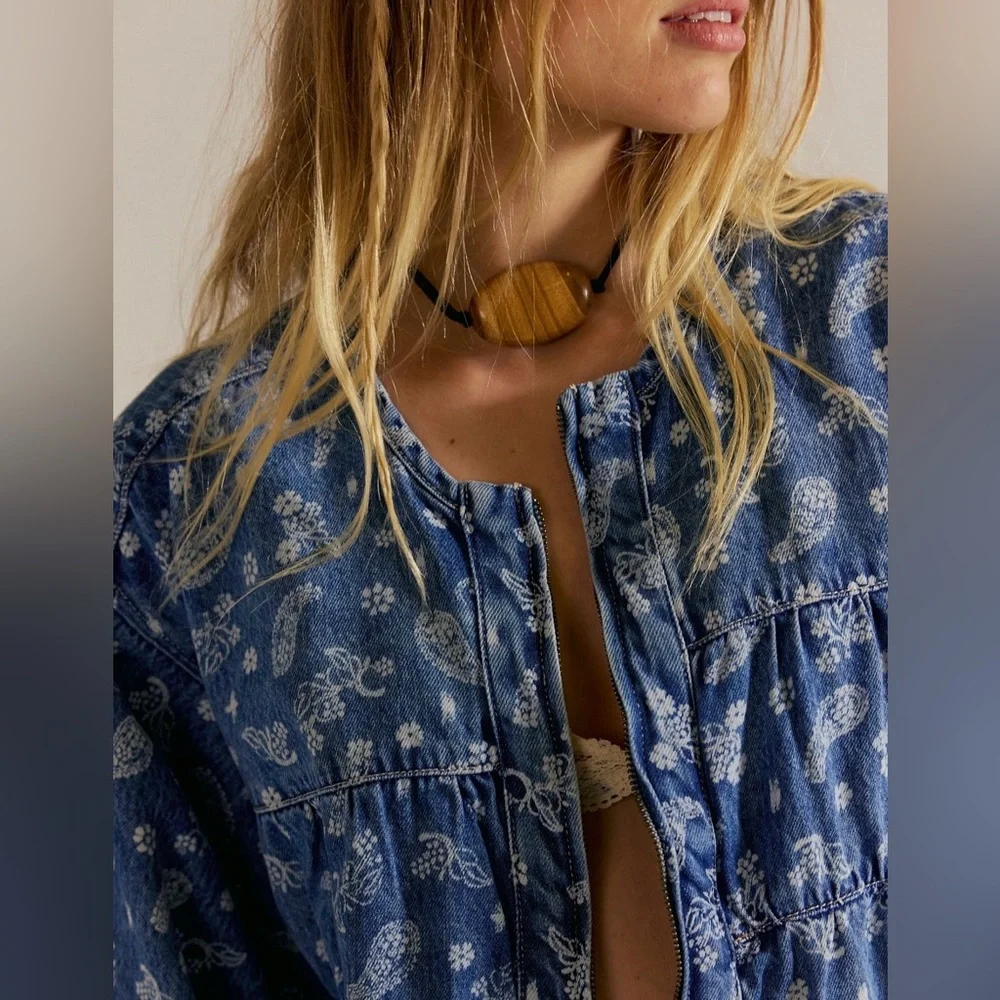 We The Free Layla Printed Denim Jacket Blue Fog Size Large EUC Final Price Drop! - Picture 4 of 6